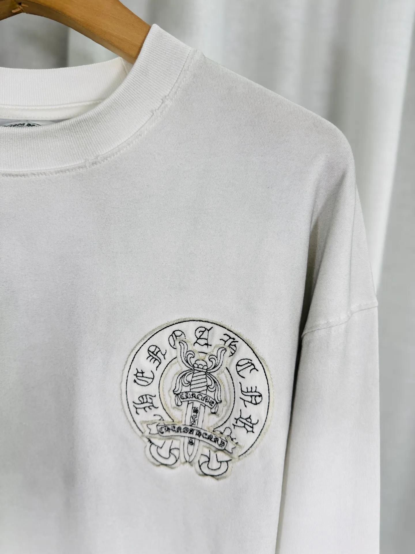 P250 ch high version Chrome Hearts 2025 new autumn and winter cross patch washed spray horse slip long-sleeved T-shirt, fabric: 26 double yarns, 320 grams weight, patch embroidery, heavy wash water ➕ fried color + spray horse slip printing process: patch embroidery, secondary color spray horse slip process Color: black white Size: S M L XL Style number: 5185